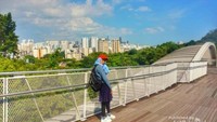 Jembatan dilengkapi pengaman sehingga tidak perlu takut untuk jatuh ataupun membawa anak kecil