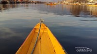 Danau Dal dengan deretan houseboat dan deretan shikara