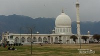 Mesjid Hazratbal yang bersejarah di Srinagar