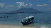 Pemandangan laut dengan latar gunung