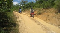 Dari aspal berganti tanah gunung
