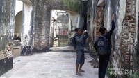wisatawan di Benteng Van Den Bosch