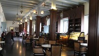 Tampak kanan di dalam Indische Koffie