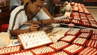 Para pengerajin yang sedang melakukan pemotongan untuk cincin (Desi Puspasari/detikTravel)