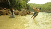 Bermain di Pantai Teban