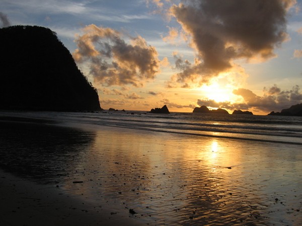 Sunset di Pantai Pulau Merah (kotaikan.blogspot.com)