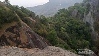 Lembah di sekitar puncak