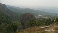 Pemandangan sekitar dari puncak saat masih tertutup kabut