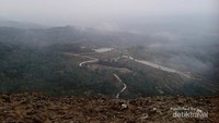 Embung Nglanggeran pagi hari saat tertutup kabut