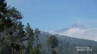 Dari sini kita bisa melihat Gunung Merapi.