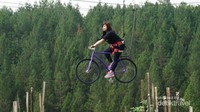 Berani coba wahana seoeda gantung ini?
