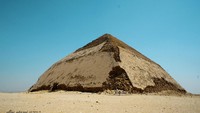 Bent Pyramid, Piramida bengkok di situs Dashour