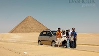Foto dengan latar belakang Red Pyramid