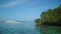 Air jernih mengelilingi pulau