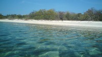 Pasir putih menghampar menyambut anda