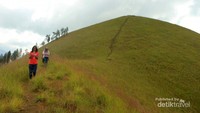 Mendaki Salah Satu Bukit Di Kawah Wurung