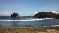Ombak besar di Pantai Ngliyep