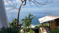 Traveler harus turun dulu menuju Pantai Nyang-nyang