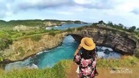 Ada pantai kecil di bawah sana tapi belum ada aksesnya