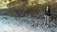 Blue Point Beach di kelilingi oleh tebing bebatuan
