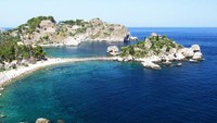 Pantai Isola Bella, Italia (sumber: thetravelerszone.com)