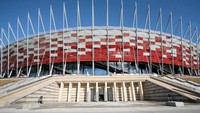Warna putih-merah, sebagai warna bendera Polandia di dinding-dinding stadionnya (poland.pl)