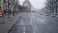 Bekas pondasi tembok Berlin berupa garis di aspal (Foto: Fitraya/detikTravel)