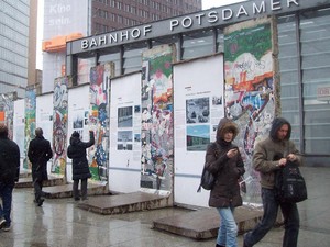 Starbucks Pun Ditabrak Tembok Berlin