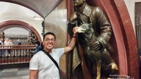 Ploshchad Revolyutsii dengan patung anjing yang banyak diusap