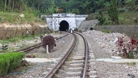 Terowongan tua yang masih berfungsi dengan baik sampai sekarang.