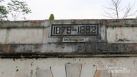 Tulisan pada terowongan yang merupakan tahun pembuatan.