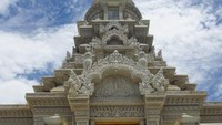 Stupa ini diyakini sebagai rumah peninggalan Buddha