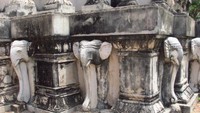 Makam kerajaan dengan relief gajah