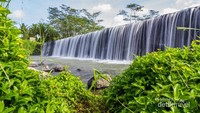Pemandangan aliran air di tempat wisata ini