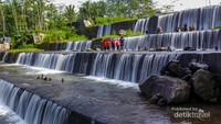 Berfoto di tempat Wisata Gerojogan Watu Purbo