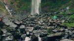 Suasana di Air Terjun Grojogan Sewu yang Menyejukkan