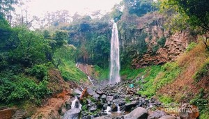 Suasana di Air Terjun Grojogan Sewu yang Menyejukkan