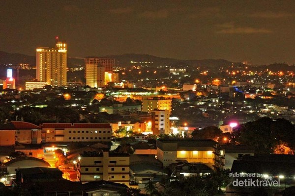 Indahnya suasana malam kota Batam