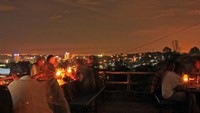 Suasana santap malam terasa lebih romantis