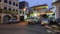 Menuju Chinatown Kuching, tampak dari kejauhan gerbang Chinatown.