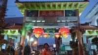 Berfoto di Gerbang Chinatown Kuching Sarawak
