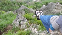 Bersantai di atas batu purba Stone Garden