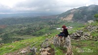Membaca di atas batu purba Stone Garden
