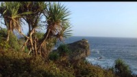 Pemandangan hamparan lautan pantai Kesirat di balik bukit
