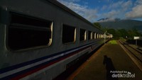Gerbong kereta mengarah ke bagian barat laut menuju Bogor, Gunung Salak terlihat menjulang tinggi