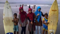 Di Batu Karas. Kecil-kecil jago surfing!