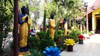 Patung-patung di depan mahaviraha