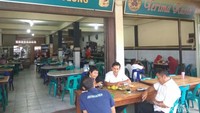 bersama rekan kerja setelah rutinitas menyempatkan ngopi di kawasan Kecamatan Ulee Kareng Banda Aceh