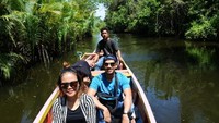 Menaiki klotok yang mengantar kami ke desa Berua.