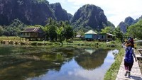 Adanya kolam bekas sawah memantulkan bebatuan karst menjadikan desa Berua terlihat indah.